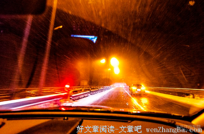  踩碎一地月光