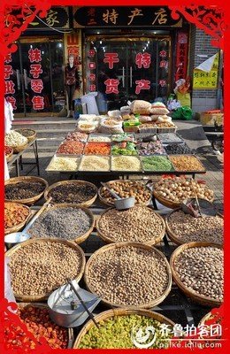 走在温暖的街上