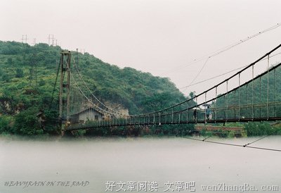 大渡河铁索桥旁