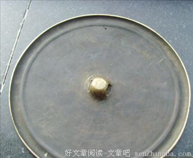 一枚铜镜，两个痴人