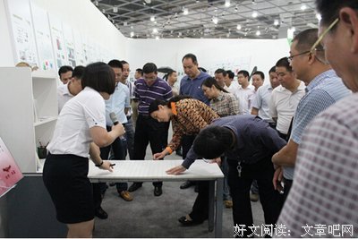  书桌刻着一行字