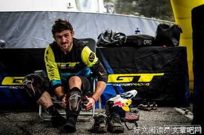 什么时候擦掉裤管上的泥点