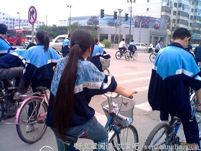 只有一个签名的校服