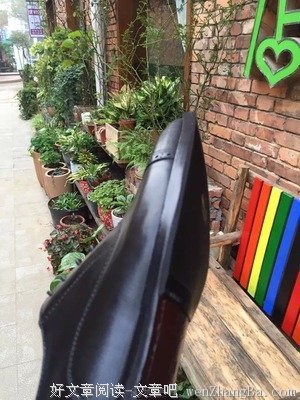 鞋底都要擦亮的擦鞋匠