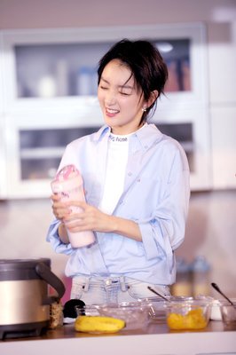 对不起，我是一个拿着保温杯的中年女