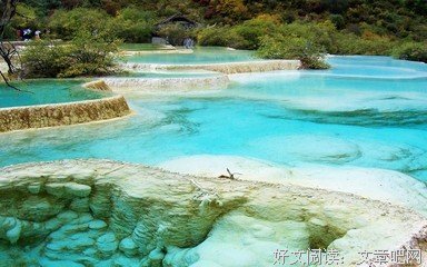 在澄澈明净的天空下