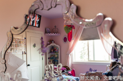 轻轻地抱住母亲