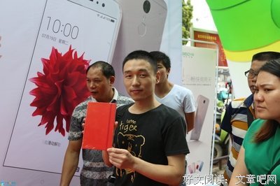 给万物打上柔光的人