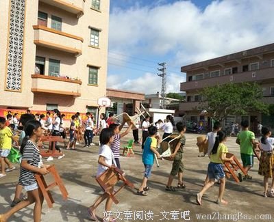 一支粉笔，三尺讲台