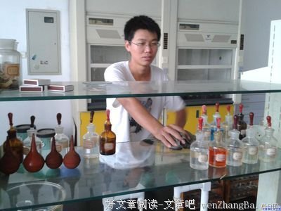 中矿大信控学院电气16-03班开展公教区黑板槽清理活动