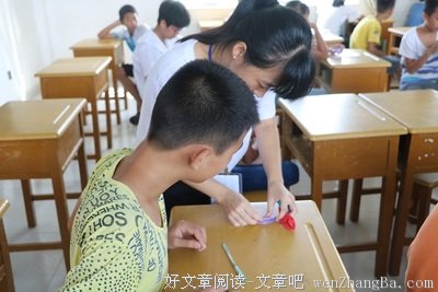 “传承”实践队开展特色手工课