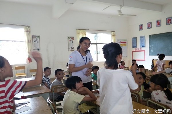 “蒲公英”社会实践队开展温情手语课