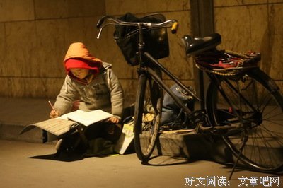 练摊的小男孩