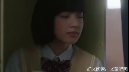 讲桌下