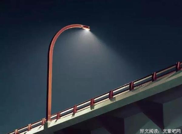 时常觉得自己和你隔着一扇透明的玻璃，我在这头，你在那头