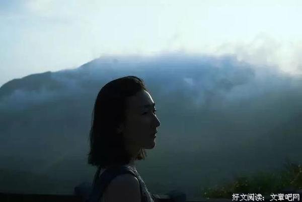 阳台外的雨嚼着绵绵的咂嘴，让我有种很想你的冲动
