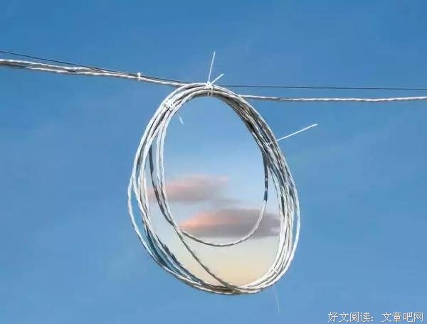 你送我的那束花枯萎了，碎屑都舞在了阳光的影径里，与粒粒光砂为