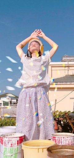 光着脚的怪女孩