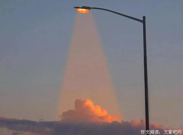 让你的影子，爬在我的格子上，一格一格都是泪渍的珠印，濡了文字