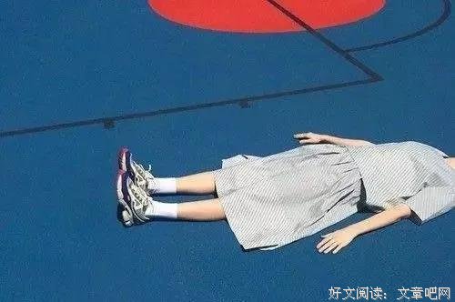 时候拥抱看起来是那么的必要，我们长久贴合，似乎永远不再分开