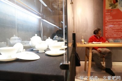 在上海那个大世界里转悠