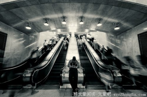 我，不会哭，不会笑；累了我就会消失一下。我知道，每条路都好难