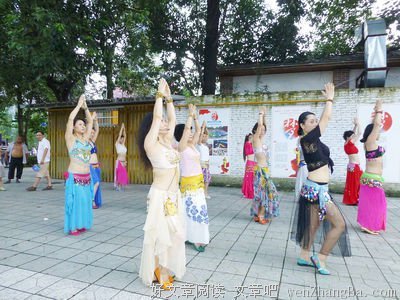 跟着旗帜走 永做追梦人（纪实文学）