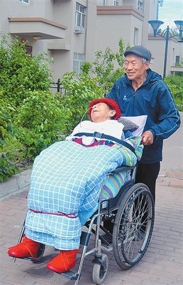 曾美艳惊人，后因生病爆肥，老公依旧不离不弃宠她26年！