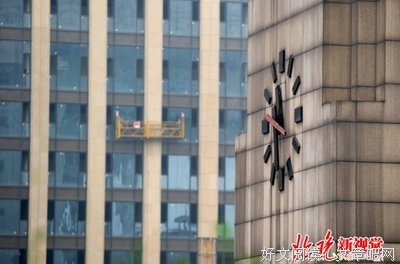 父母争夺儿女工资卡的真相：就是不让你飞