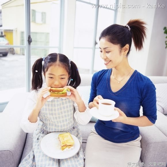 那个吃饭时不停拍照的女孩，到底活成了什么样子