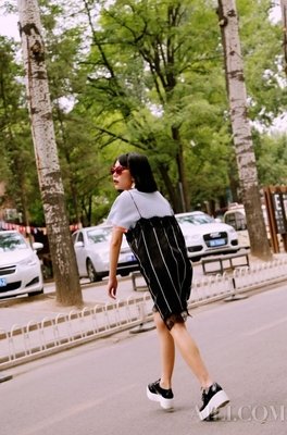 谈恋爱不如蹦迪。