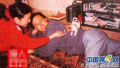 他和刘晓庆同居三年，娶小15岁娇妻，还点名批评冯小刚，他凭什么