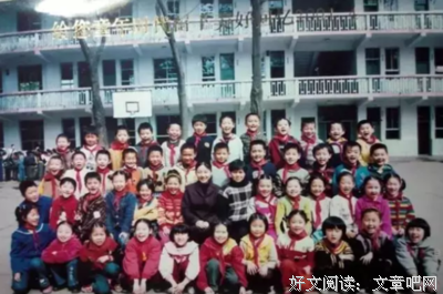 孙杨护国旗，苍井空亵渎红领巾：生为中国人，请你对五星红旗放尊
