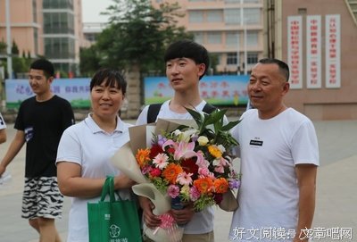 他们被自己父母塞进塑料袋，漂在洪水上。为了改变命运，他们赌上