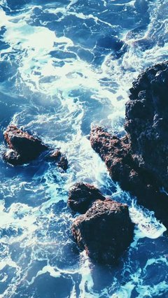 走完同一条街，回到两个世界