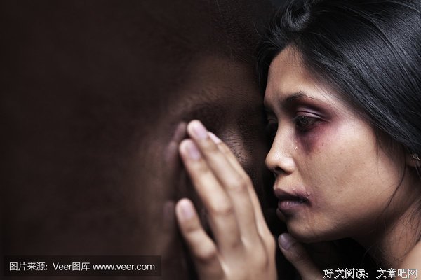 开发商折磨女人，逼小伙交出地皮!