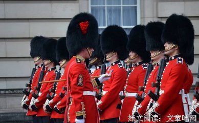 一顶熊皮帽究竟放倒了多少英国兵哥哥！网友笑喷：捂完长一头的痱