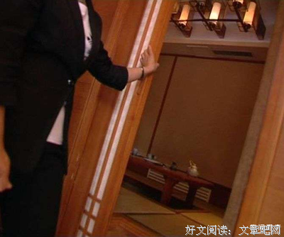 二男一女，干柴烈火，有人倒地呻 吟