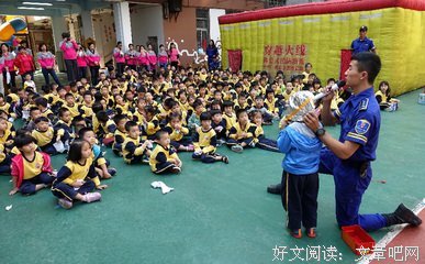 ​咬一口帅哥，用尸体做掩护死里逃生！​