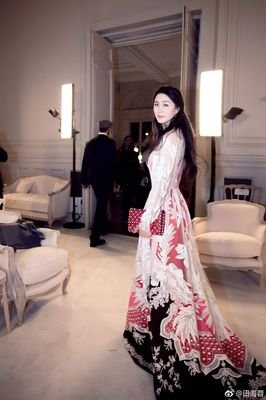 李小璐复出，评论区留下10000条脏话：出过轨的女人只能去死吗？