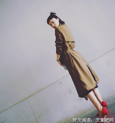 女人想跟你“春风一度”，就会有这样“暗示性”的动作，别怀疑！