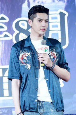 吴亦凡恋爱再反转：偶像该不该有性自由？