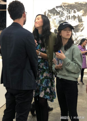 章泽天摘婚戒赴剑桥：成年人谁不是藏好“谎言”，为选择买单