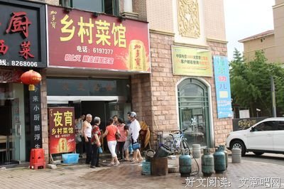 我老婆D罩杯，单手握不住，所以我出轨了。