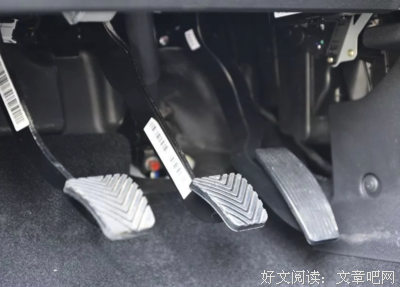 一个急刹车我们俩撞在一起，他顺势拉住了我的手