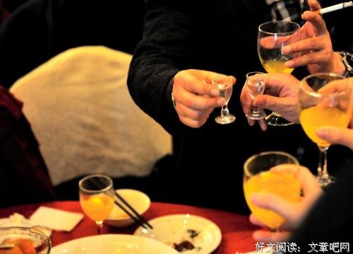 被饭局毁掉的中年男人
