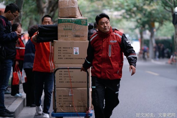 歪果网友们吐槽被快递小哥毁掉的快递…觉得国内快递小哥就是天使