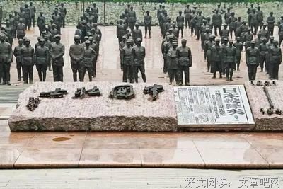 四川宜宾市市长嫌工资太低，辞职后，他光脚坐在火车站里的照片火