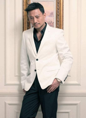 吴京“硬汉”人设崩塌：首位150亿票房影帝，却活成了一个笑话？