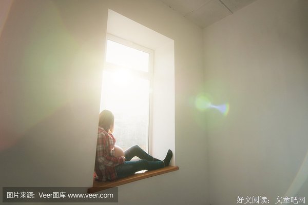 一群人蜂拥而上：“她肚子里的孩子，是我们大家的！”
